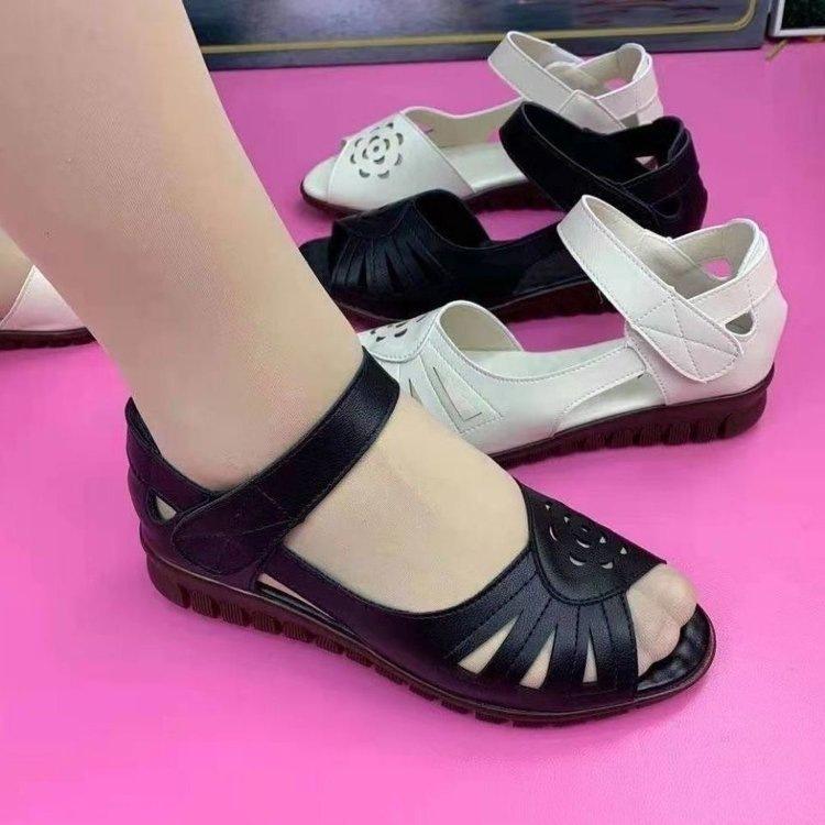 2025 New Summer Sandals Women's Popular Flat-soled Rubber Soft-soled Mother Sandals Women's Middle-aged and Elderly Beach Shoes