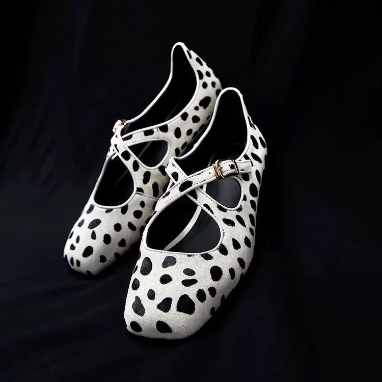 

Кожаные французские нишевые туфли-балетки с квадратным носком, перекрестной пряжкой, на плоской подошве, с леопардовым принтом, женские, новинка 2025 года, туфли Мэри Джейн 40 белый