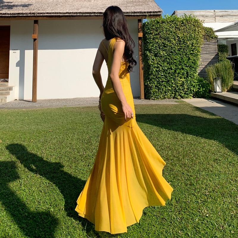 Gelbes Netz-Halter-Trägerkleid zum Falten für den Strandurlaub, Hautfarben, Skinny, Schlitz, Unregelmäßiges Kleid