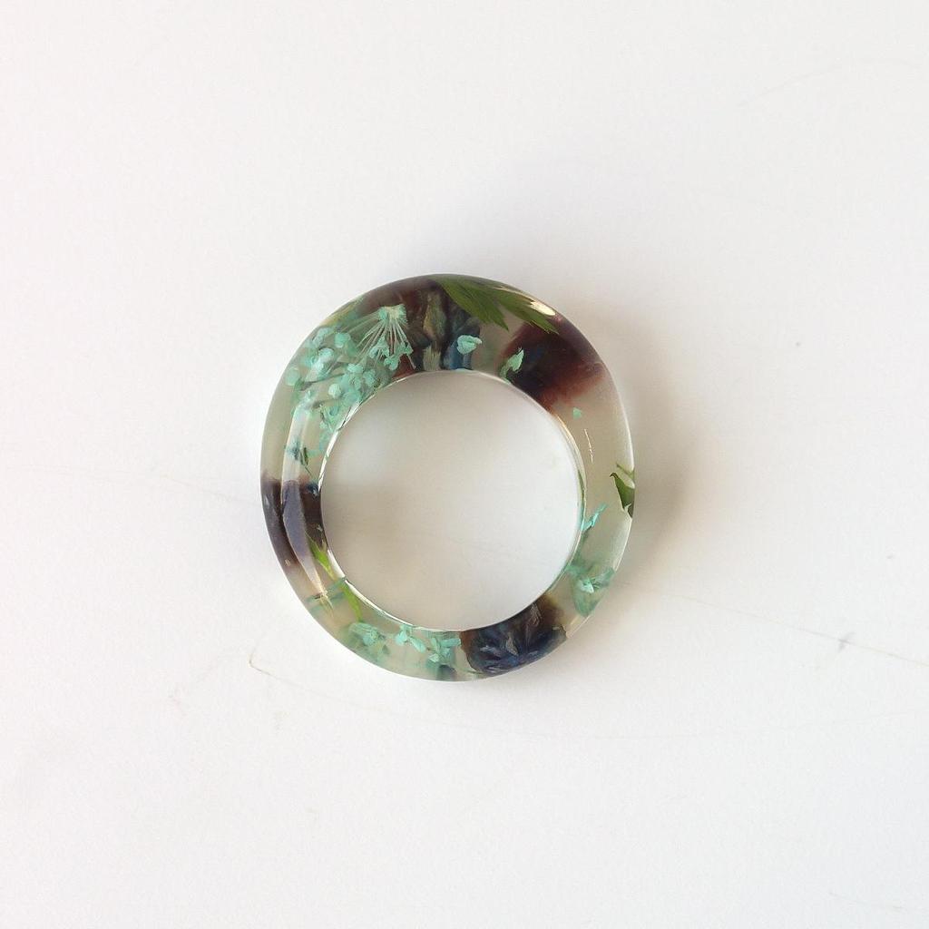 Transparent Resin Ring with Dried Flowers: Elegant, Versatile, European and American Fashion Design