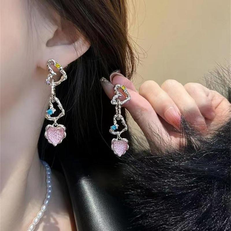 Light Luxury Temperament Design Sense Love Earrings Women's New Stud Earrings Retro High-end Sense Versatile Trendy Earrings