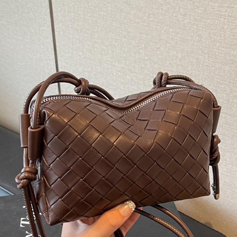 New popular simple shoulder bag niche design sense woven bag women's fashion shopping commuter messenger bag