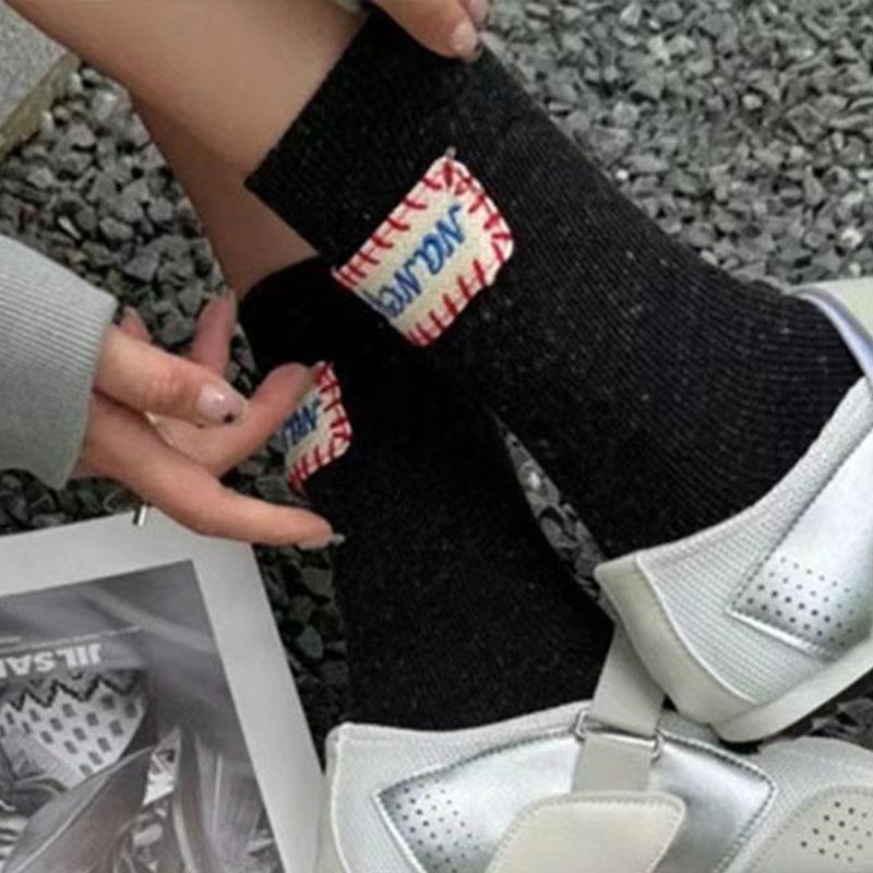 Women Vintage Cotton Medium Tube Socks Cloth Label Letter Thick Needle Winter Warm Japanese Solid Casual Sports Couple Socks