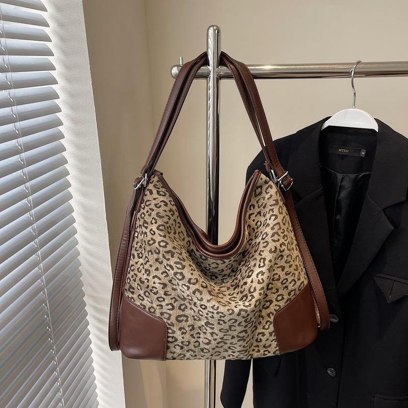 

Сумки Женская осенне-зимняя большая вместимость премиальная наплечная сумка 2025 новая леопардовый принт сумка-хобо для поездок на работу повседневный рюкзак