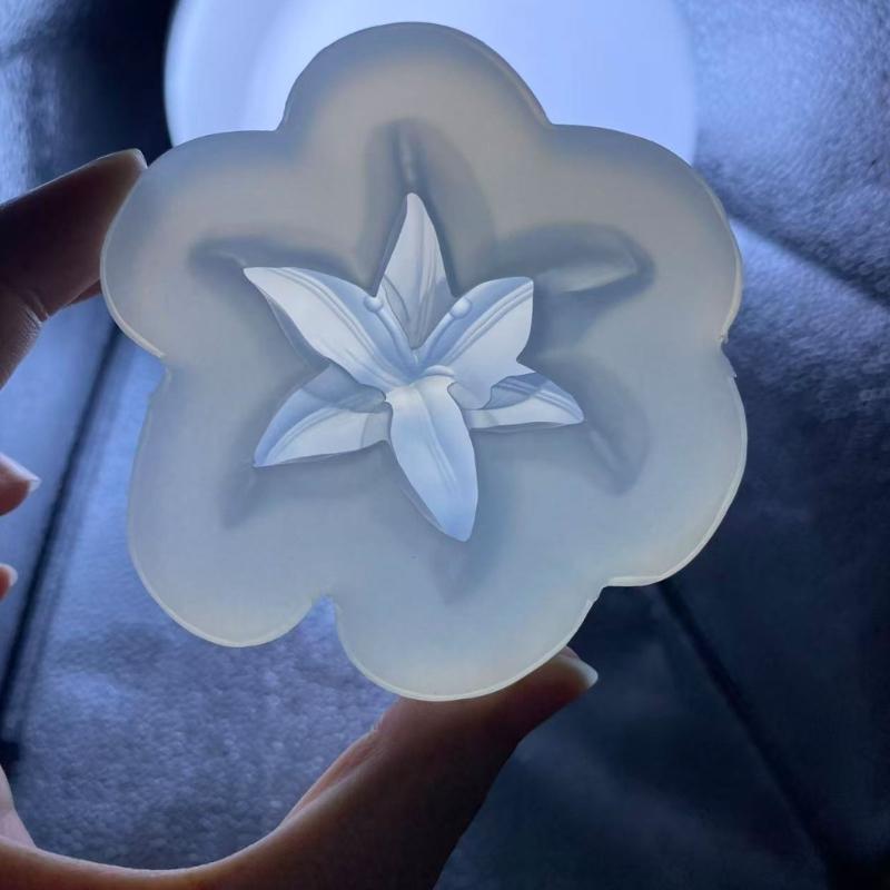 Flower Resin Casting Mold with Petal Detail, Flexible Silicone Mold for Pendants, Keychain Charms, Wax Plaster and Soft Clay Craft Projects