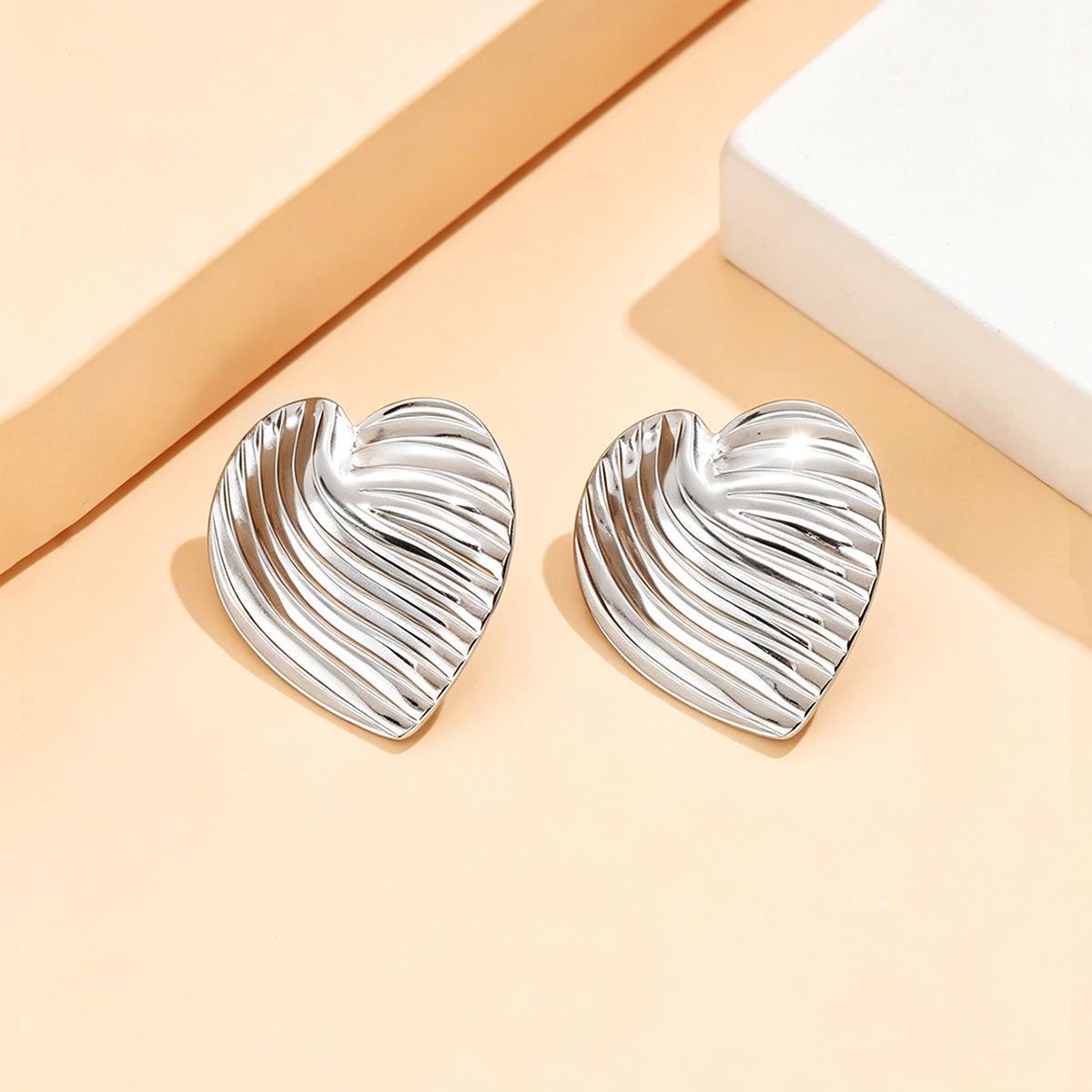 Transnational Elegant Vintage Geometric Stripe Heart 18K Gold Plated Stainless Steel Stud Earrings.