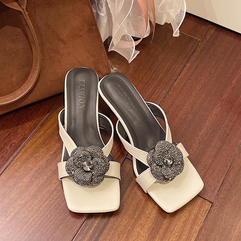 Square head, middle heel, flower fairy style, wearing cool slippers, women's new summer 2025 temperament women's slippers