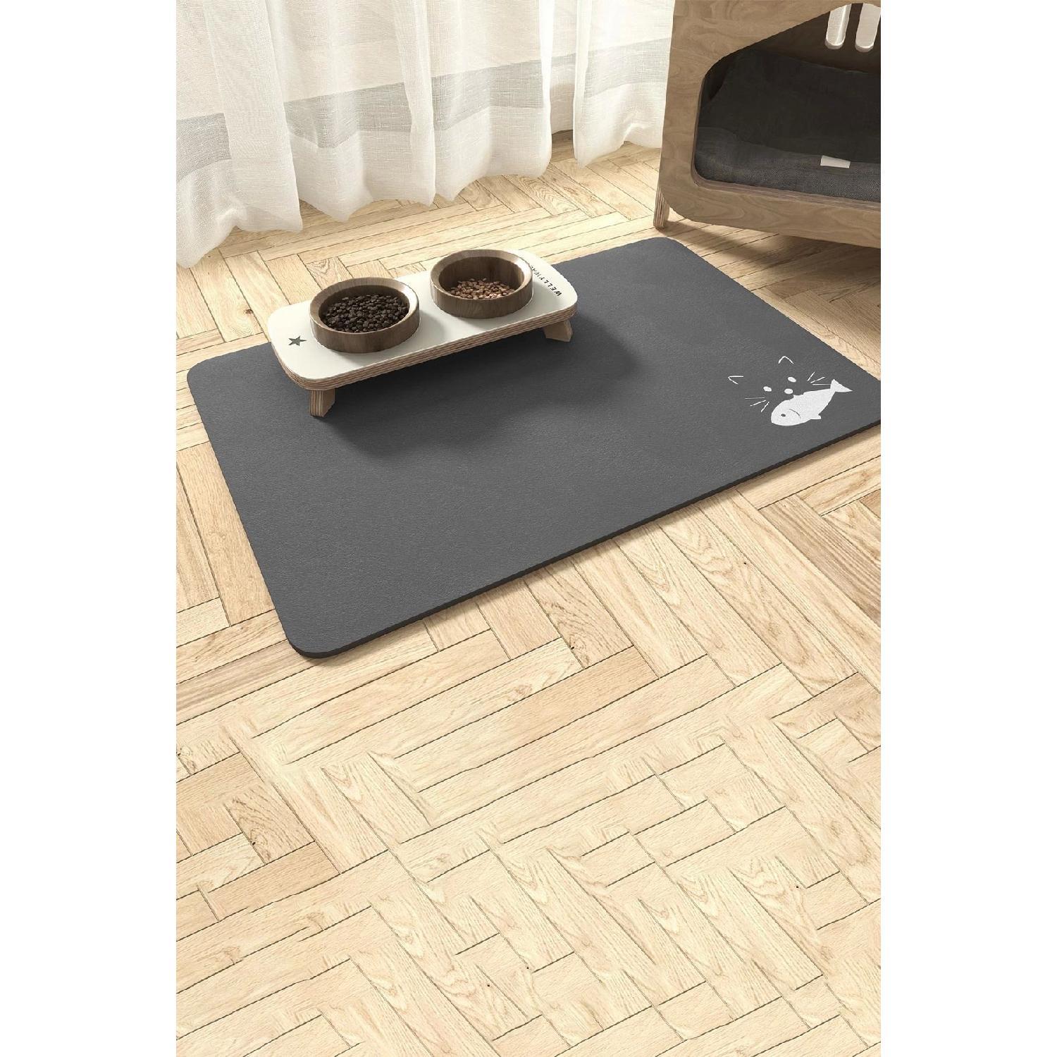 

Коврик для кормления домашних животных Pati с фигурками рыб, водонепроницаемый нескользящий серый коврик для корма для кошек и собак, 50x70 см серый