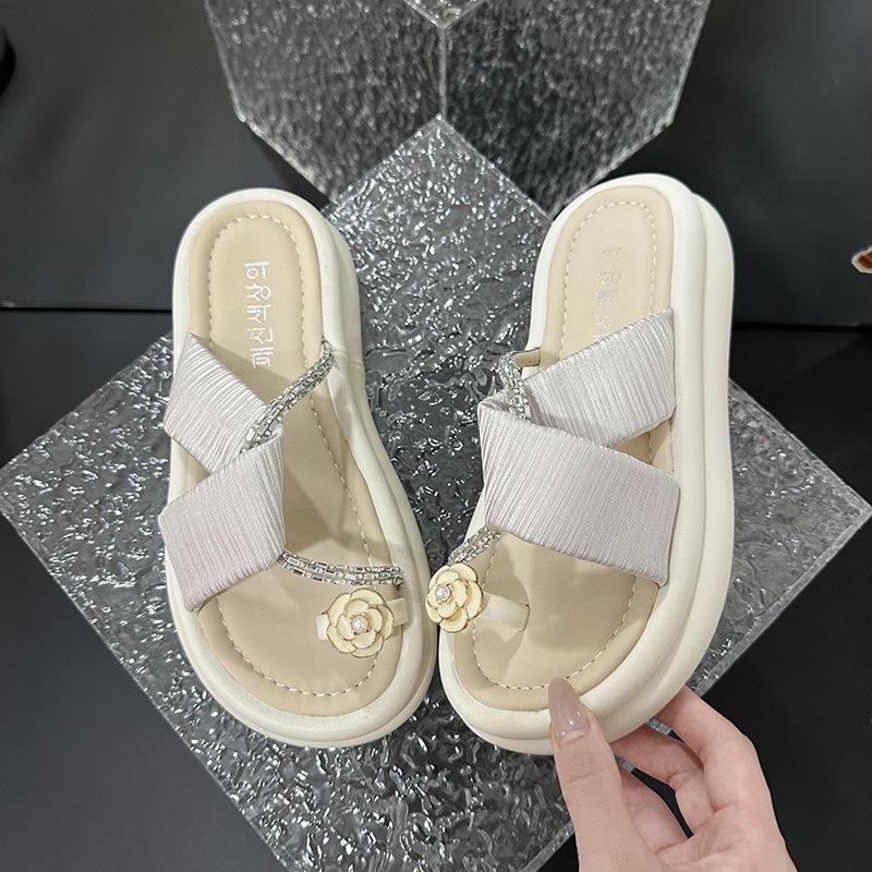 

High-end thick-soled slippers women s summer new outer wear niche metal flower cover toe fashion slippers 40