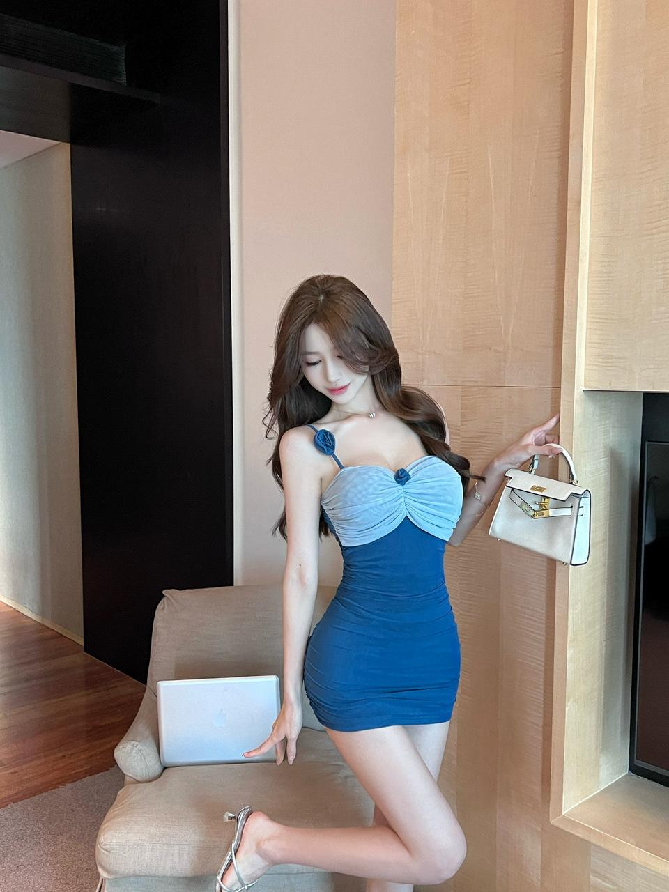 

Want three-dimensional flower suspender dress, sexy mesh splicing V-neck contrasting color waist tight hip skirt S синий