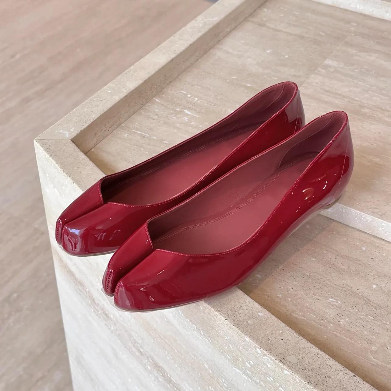 

Версия из овчины~ Весенние ретро туфли на плоской подошве с раздвоенным носком, женские новые туфли из свиной кожи, подковы, неглубокое горло, балетки с одной педалью 35 красный