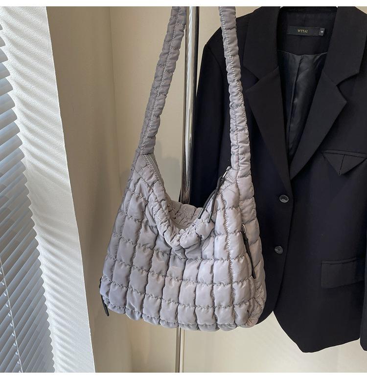 

Summer large-capacity bubble tote bag women s 2025 new high-end versatile diamond pleated shoulder messenger bag сірий колір