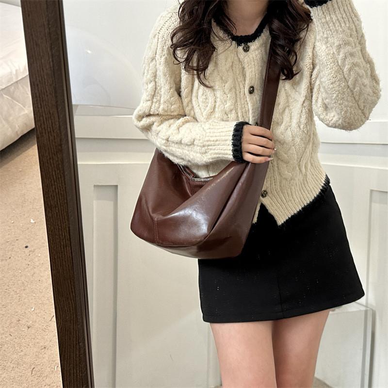 Fashionable Retro Medium Sized Crossbody Bag With Soft Structure And Unique Stitching Details