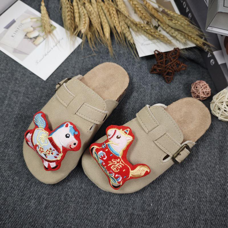 2026 Spring/Autumn Children's Non-Slip Closed-Toe Birken Slippers: Cute Smiling Horse Design, Comfortable Parent-Child Outerwear.
