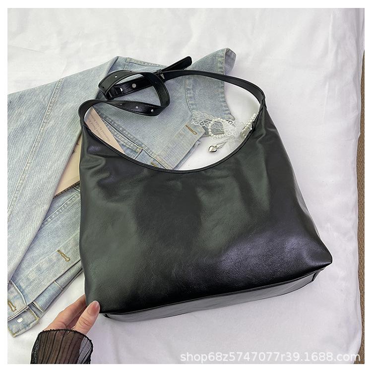 

Ultra-soft large-capacity commuter bag women s new 2025 popular one-shoulder underarm bag textured tote bag