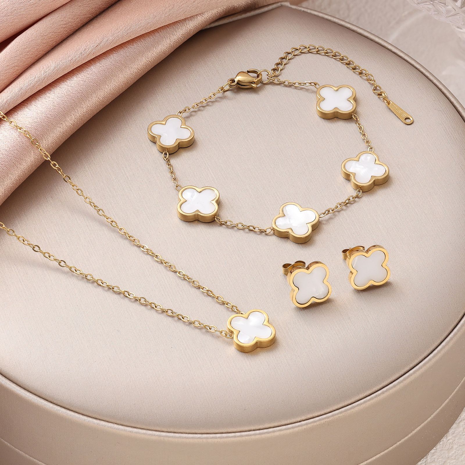 

Набор из 3 предметов: ожерелье-клевер из титановой стали, двустороннее гладкое ожерелье с пятью цветками, серьги-пусеты и браслет, цвет 18 карат, с премиальной цепочкой для ключицы с сохранением цвета necklace+bracelet+earring белый
