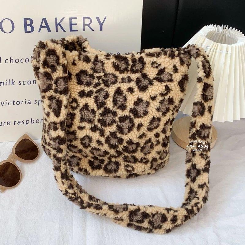 Leopard Print Korean-Style Lamb Wool Shoulder Bag: Large Capacity Autumn/Winter Crossbody for Women