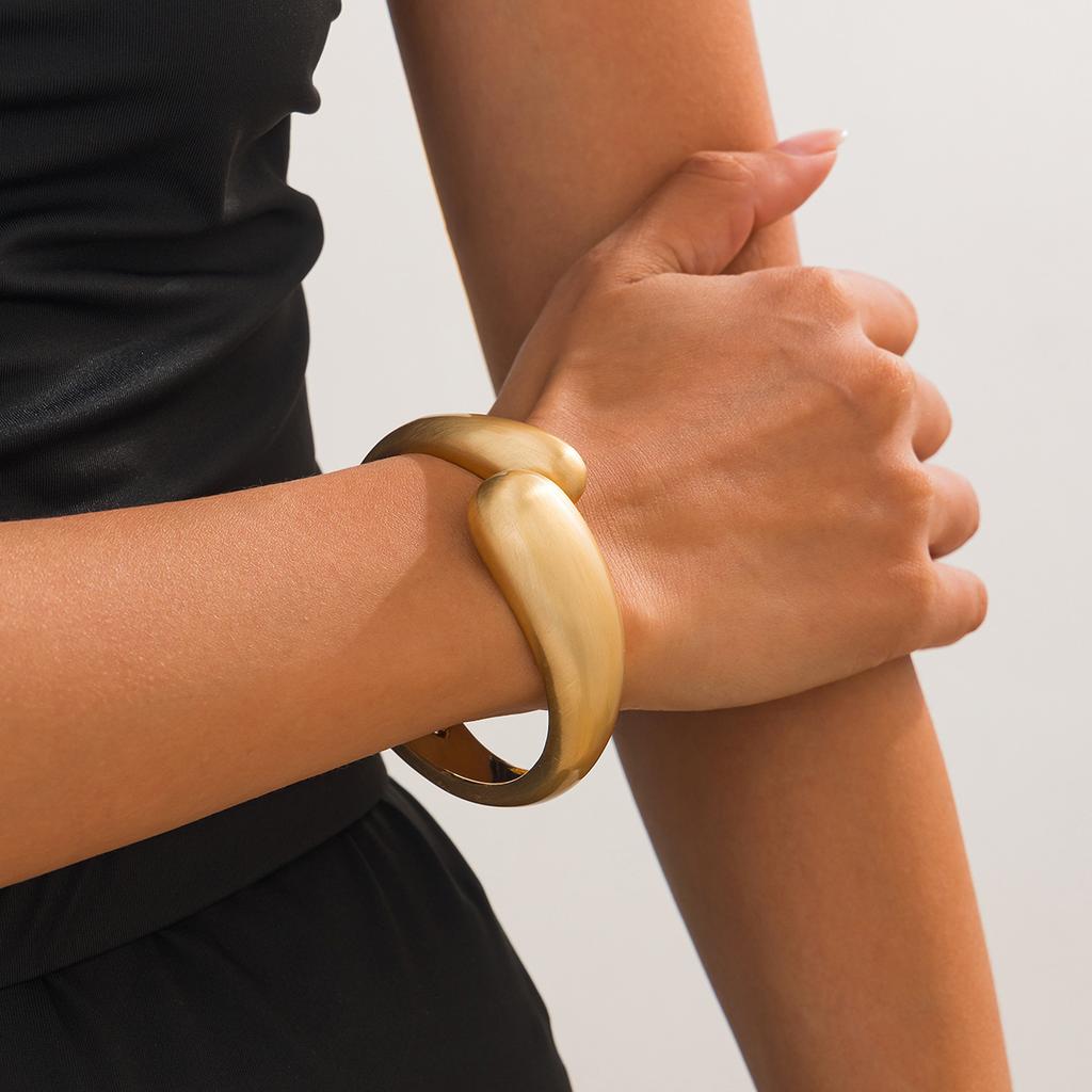 Wind Exaggerated Bracelet Metal Spring Buckle Bracelet Female, Irregular Personality Water Droplet Glossy Wide Bracelet