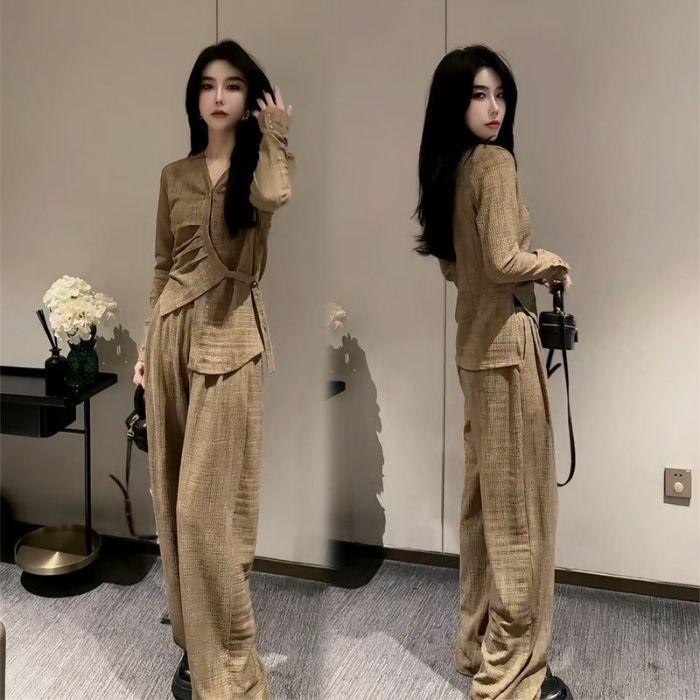 

Модный женский костюм осень 2024: Комплект из двух предметов: нестандартный топ и широкие брюки L (recommended 105-120 jin)