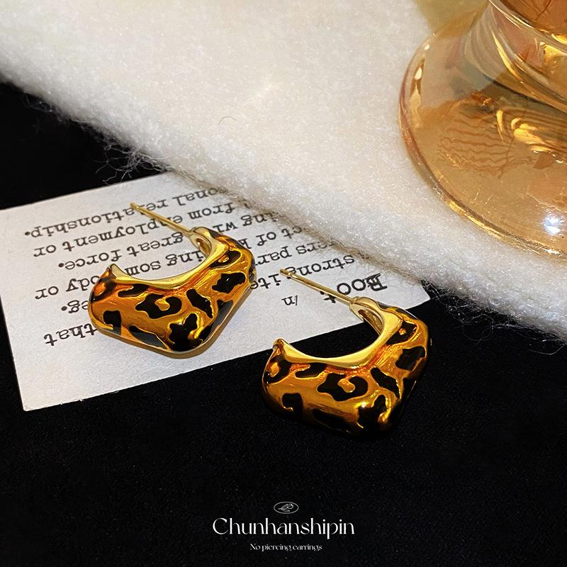 C-ring leopard print stud earrings, unique niche earrings, light luxury and high-end sense, painless mosquito coil disc ear clips, no ear piercings.