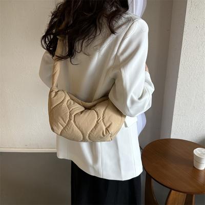 Tide-Tasche Damen neue Nischendesign Schulter-Umhängetasche Daunentasche große Kapazität Stickgarn Knödeltasche