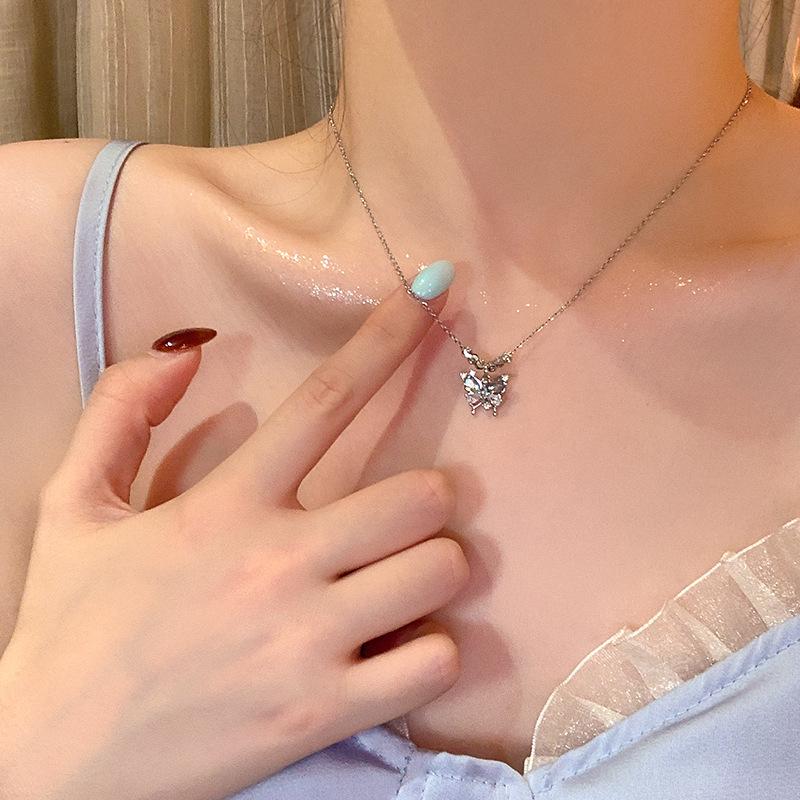 "Trendy High-End Pearl Necklace: Versatile Titanium Steel Clavicle Chain for Women"