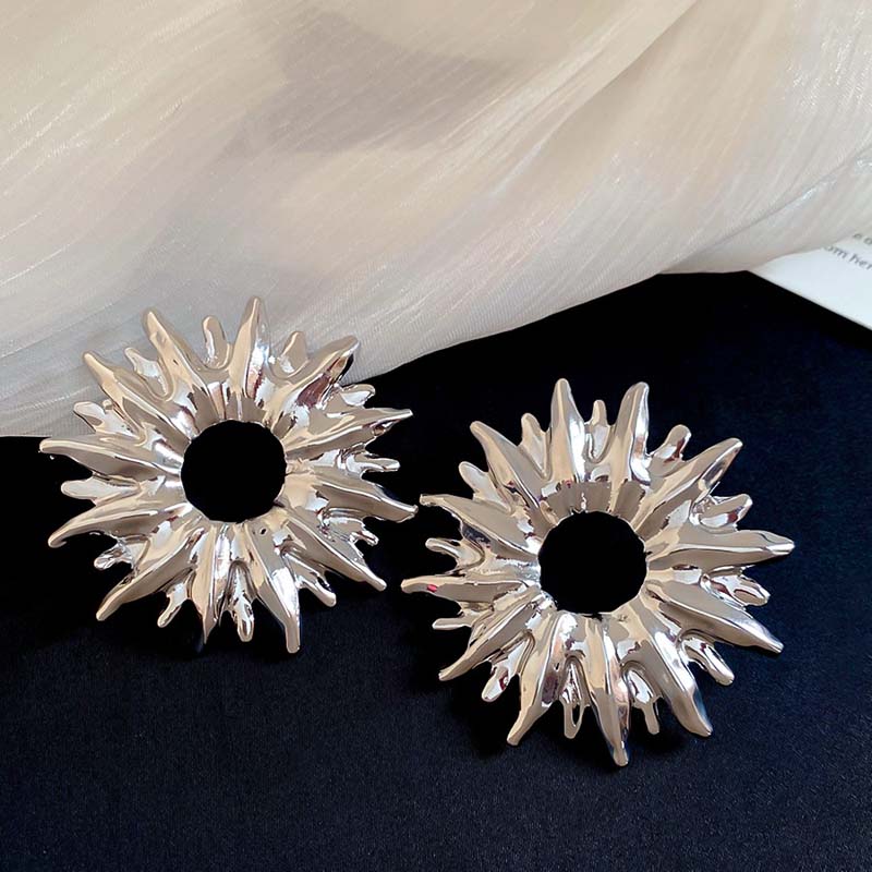 Exaggerated Metal Hollow Sun Flower Earrings for Women Vintage Irregular Smooth Earrings Unique Party Jewelry Accessories