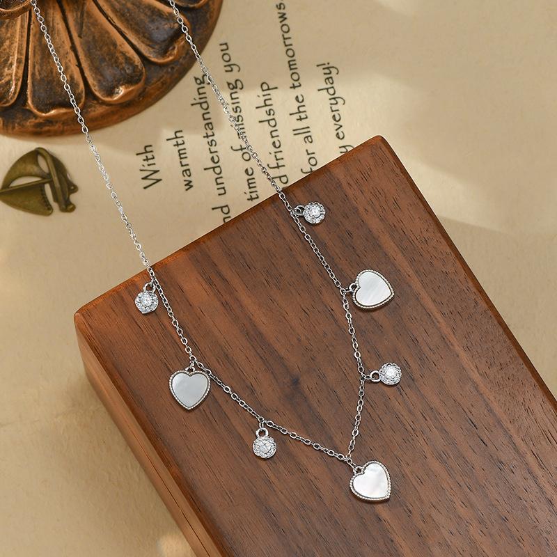 European American Heart Necklace Women's Popular Accessories Vintage Pendant Design Fashion Versatile Collarbone Chain Jewelry