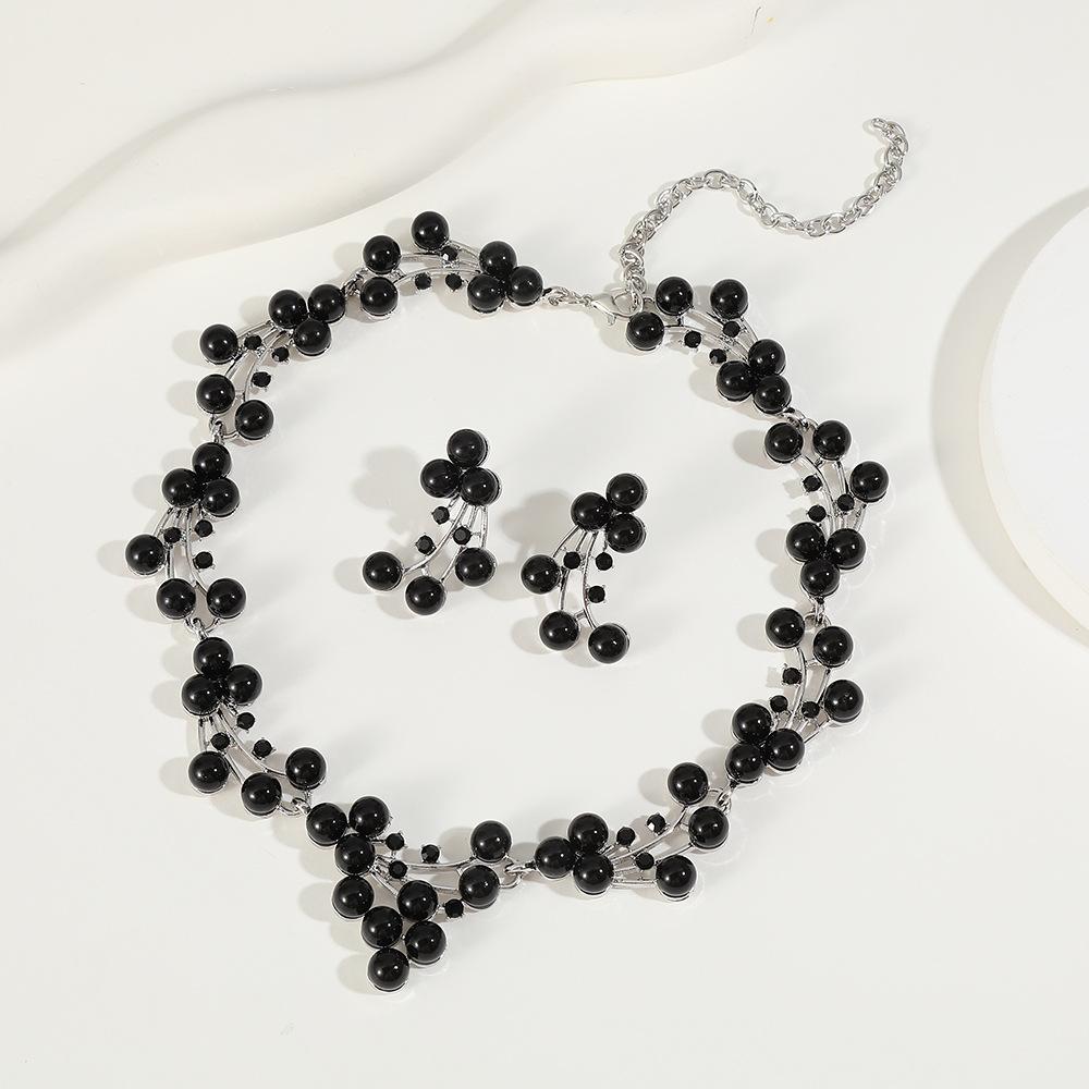 

European and American new hot-selling pearl necklace set for women, niche versatile, sweater chain collarbone chain alloy чорний