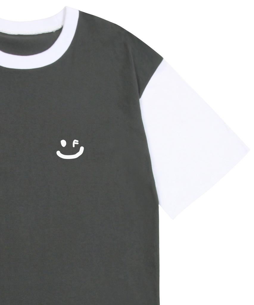 GRAVER [Unisex] Small Drawing Smile Color Block Short Sleeve T-Shirt_Charcoal