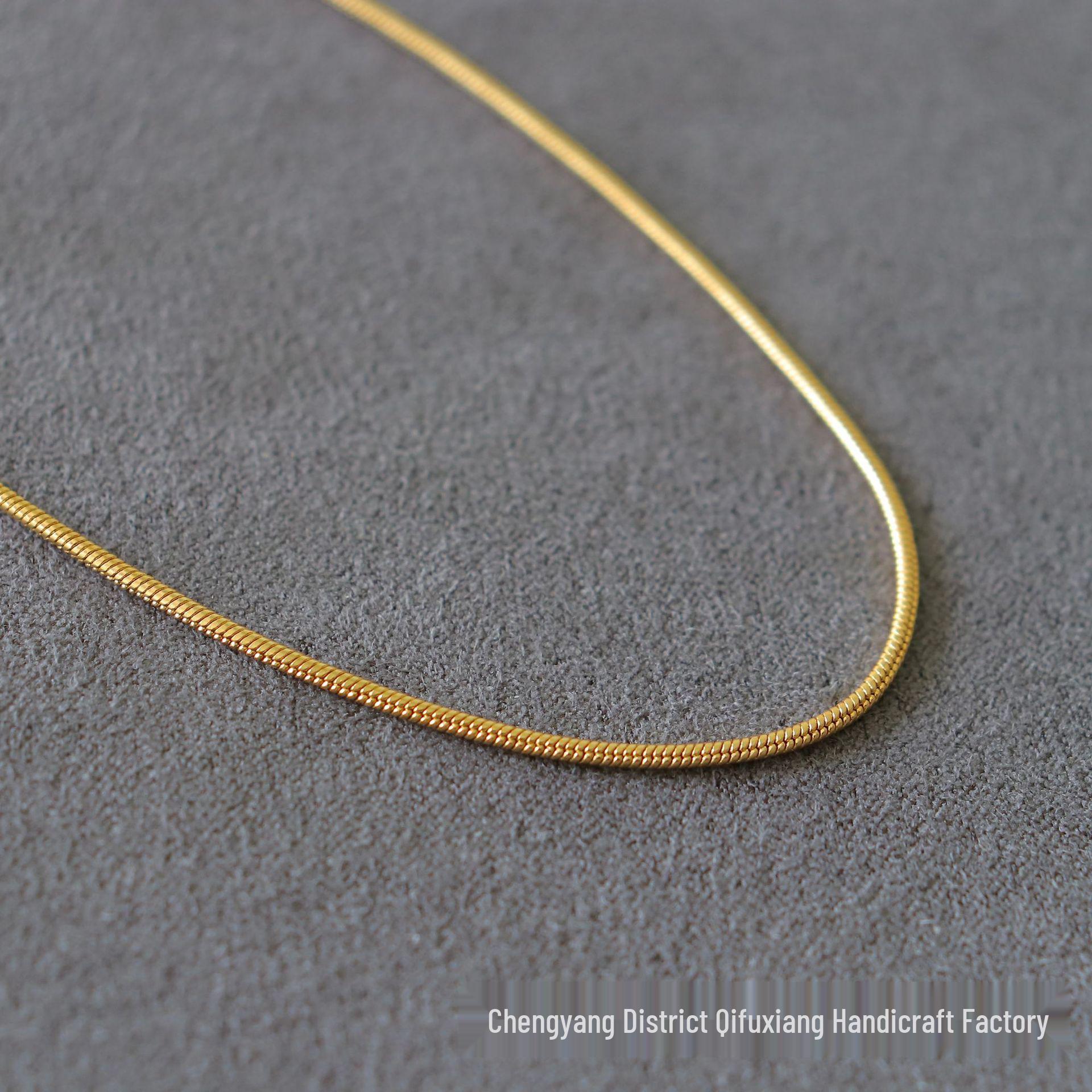 

Exquisite Minimalist Snake Bone Chain: 18K Gold-Plated Mini Necklace with Sparkling Gold Thread белый