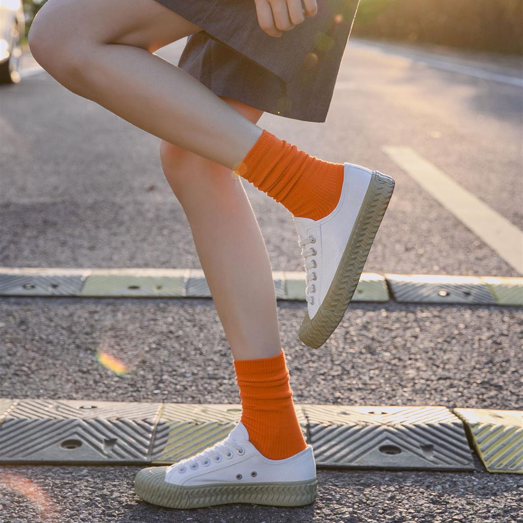 Chaussettes à Tube moyen de couleur unie pour femmes, antidérapantes, absorbant la sueur, bas légers résistants à l'usure