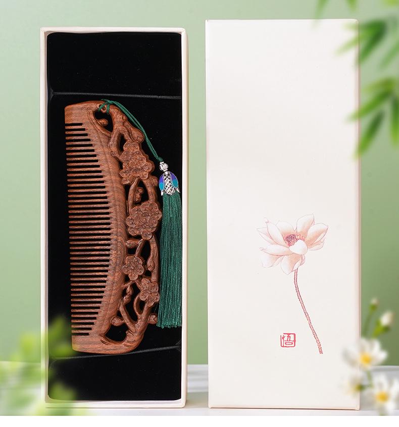 Schwarz-Gold Sandelholz Doppelseitig Geschnitzter Mondkamm, Hochwertige Chinesische Stil Geschenkbox: Auf einer Seite geschnitzt, auf der anderen glattes Haar.