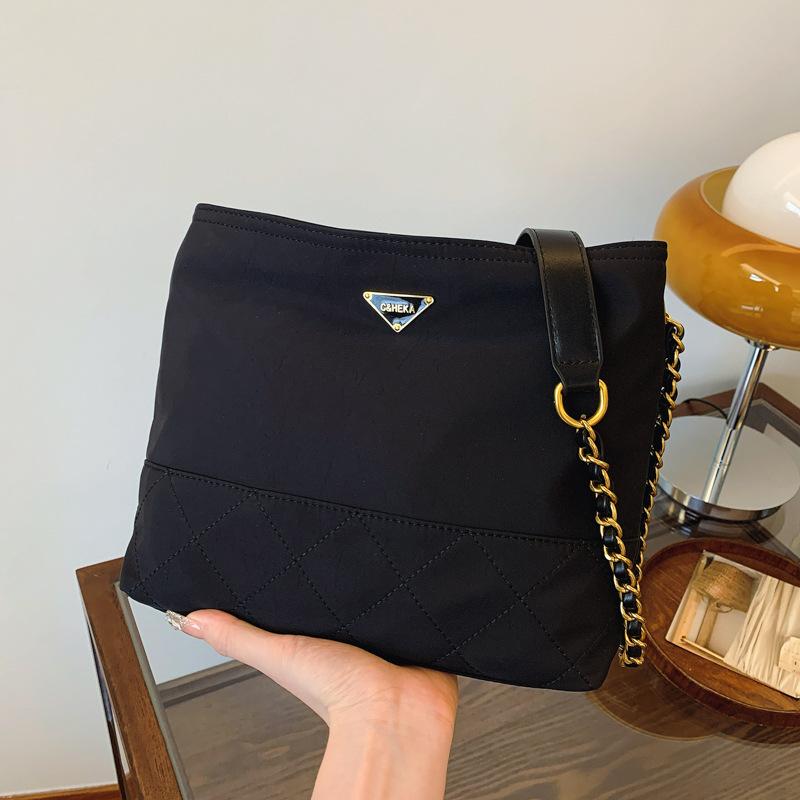 

Zhu Zhu same bag women s 2024 large-capacity rhombus parachute bag shoulder crossbody black and gold nylon chain bag