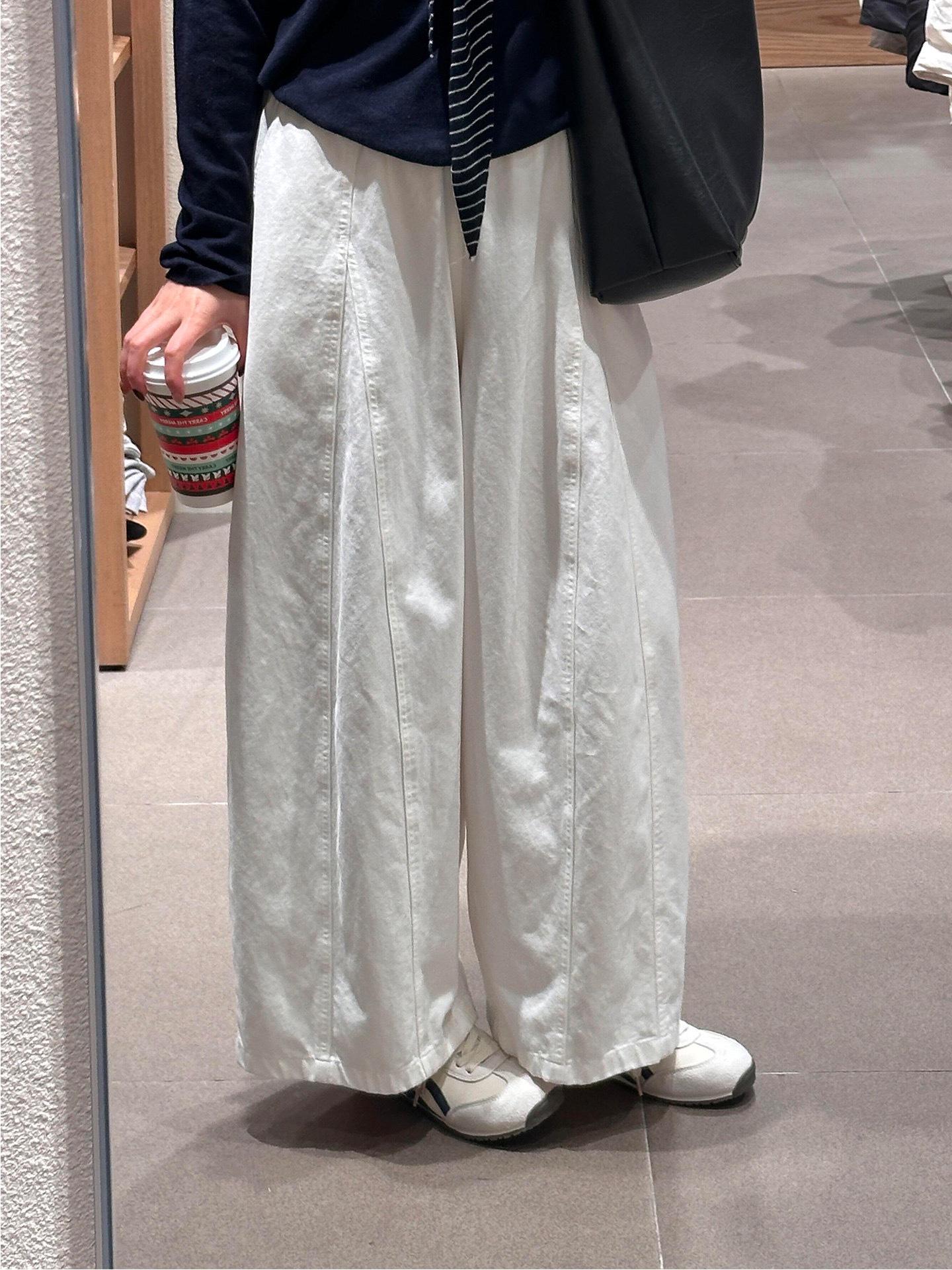 

Chic White Wide-Leg Plus-Size Pants: Stylish Korean-Inspired, Slimming Design Medium