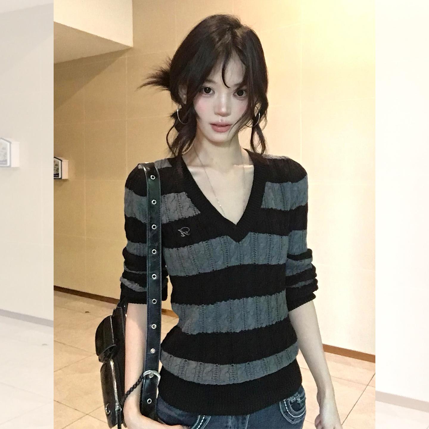 

{Core-spun yarn} Contrasting striped V-neck knitted sweater autumn and winter thin new slim-fit women s clothing warm sweater A чорний