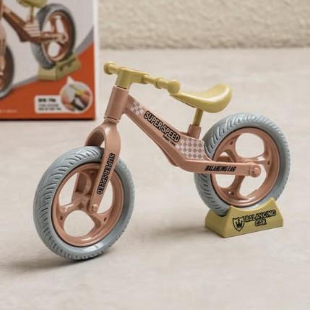 Игрушка-модель велосипеда, собранная своими руками оранжевый