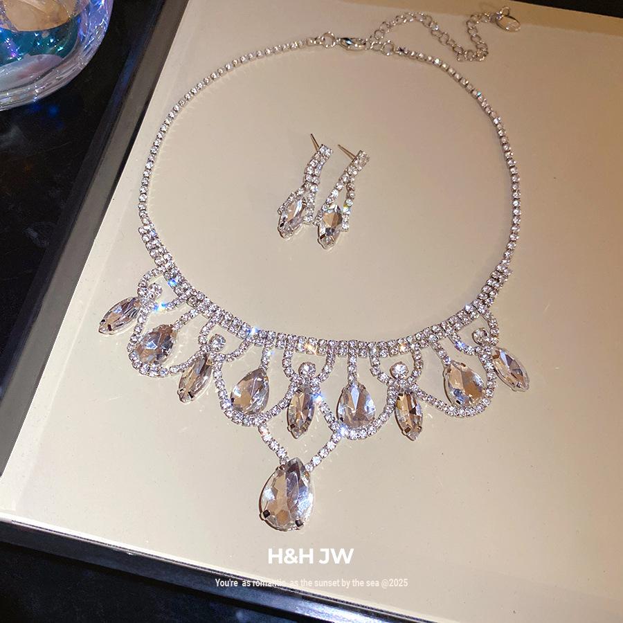 European and American Diamond-encrusted Water Drop Pendant Earrings, Exquisite Fashion Versatile Collarbone Chain, Light Luxury Niche High-end Jewelry