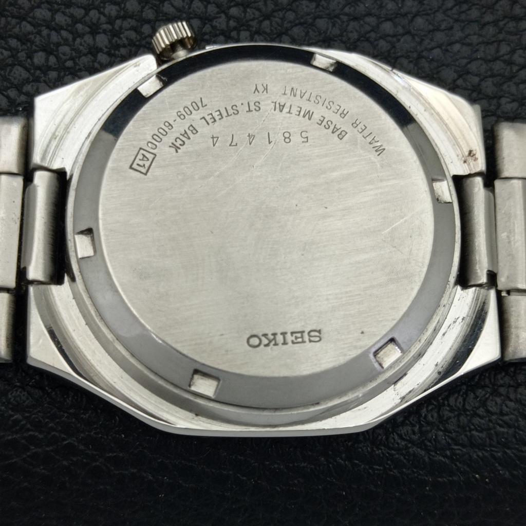 ORIGINÁLNÍ VINTAGE SEIKO 5 AUTOMATIC JAPAN 7009A PÁNSKÉ HODINKY S ČERNÝM CIFERNÍKEM a702468-5 R124-a702468