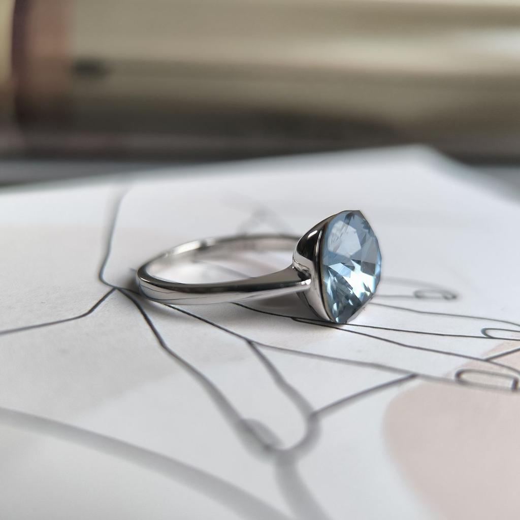 Серебряное кольцо с фианитами, вес изделия 3,15 гр (2146148)