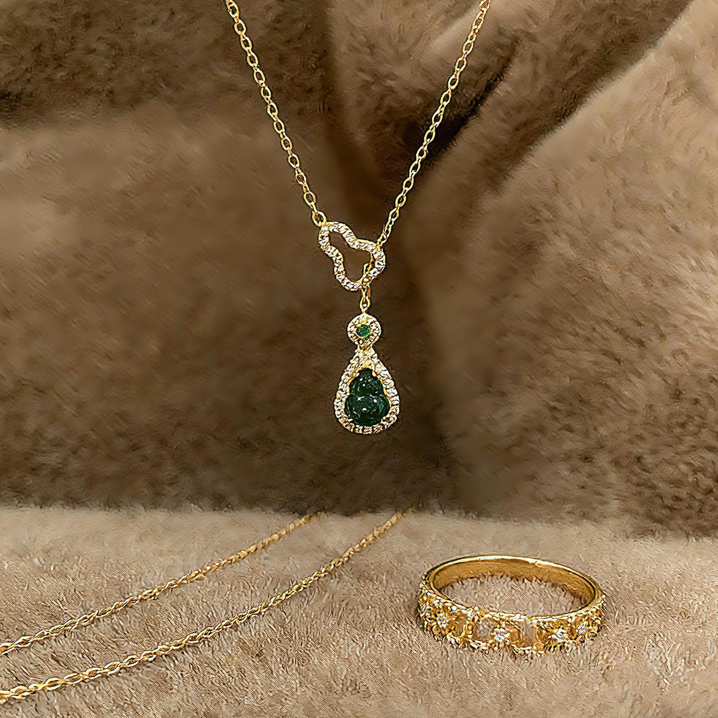 

Chinese-Style Emerald Gourd Pendant with Imitation Gold and Diamante Inlay Clavicle Chain for Women