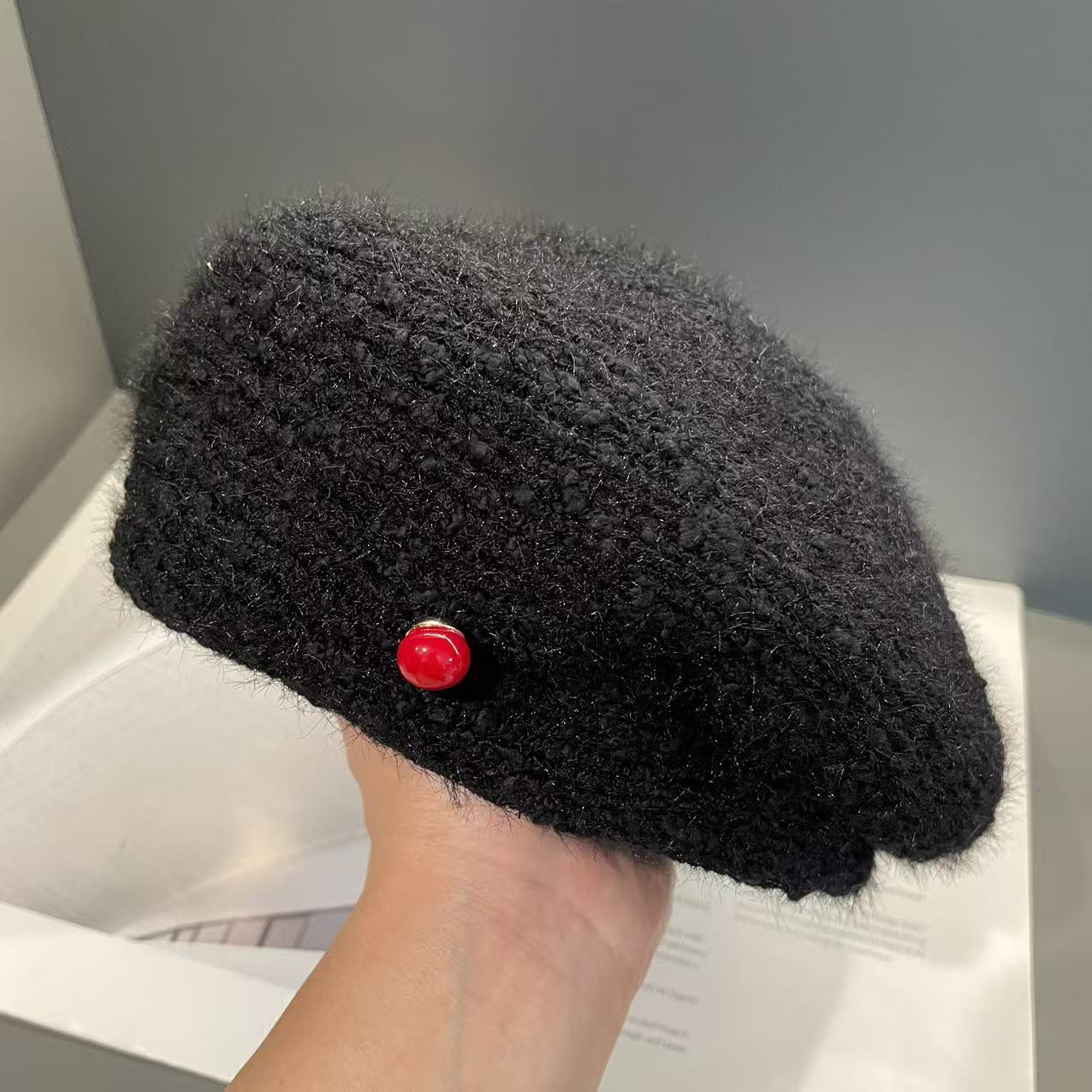 

Новая осенне-зимняя коллекция включает стильный и подчеркивающий черты лица маленький шерстяной берет и вязаную широкополую шляпу художника. M（56-58cm）