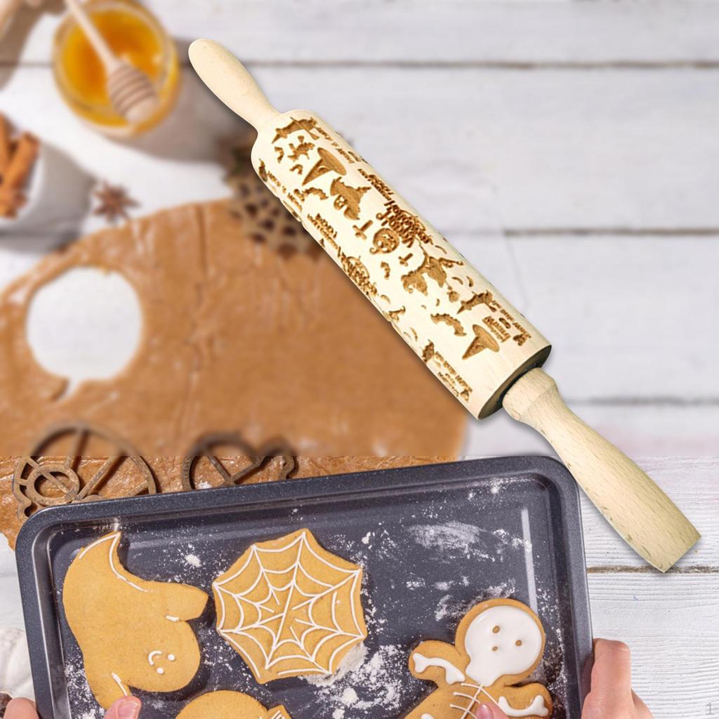 Tłoczony wałek drewniany do ciasteczek drobno teksturowany o tematyce świątecznej Halloween