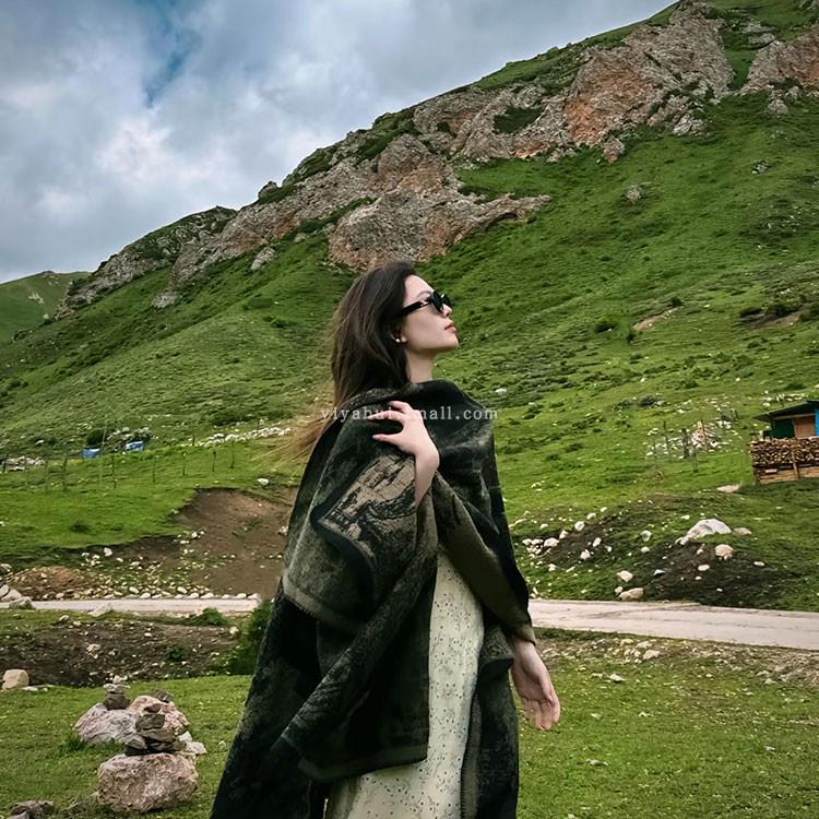 

Xinjiang Inner Mongolia Travel Shawl: Western Sichuan Cloak for Tibet, Qinghai, and Gannan Grassland Adventures.