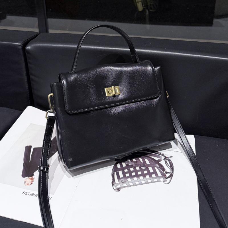 

Vintage Cowhide Leather Crossbody: Stylish, Versatile Handbag for Commute & Shoulder Wear 23x9x17 cm