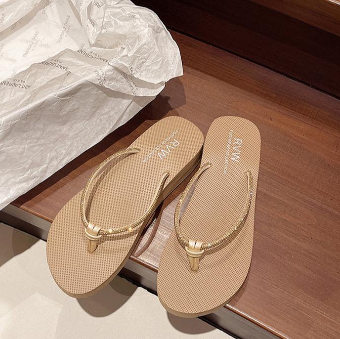 Fashion New Beach Slippers for Women's Summer Fashion Wearing Rhinestone Flip Flops with A Thick Heel and A Sloping Heel Clip on Sandals