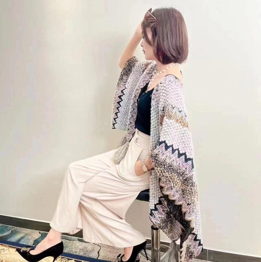 Handgestrickter Schal und Klimaanlagen-Cape im Ethno-Stil mit Quasten