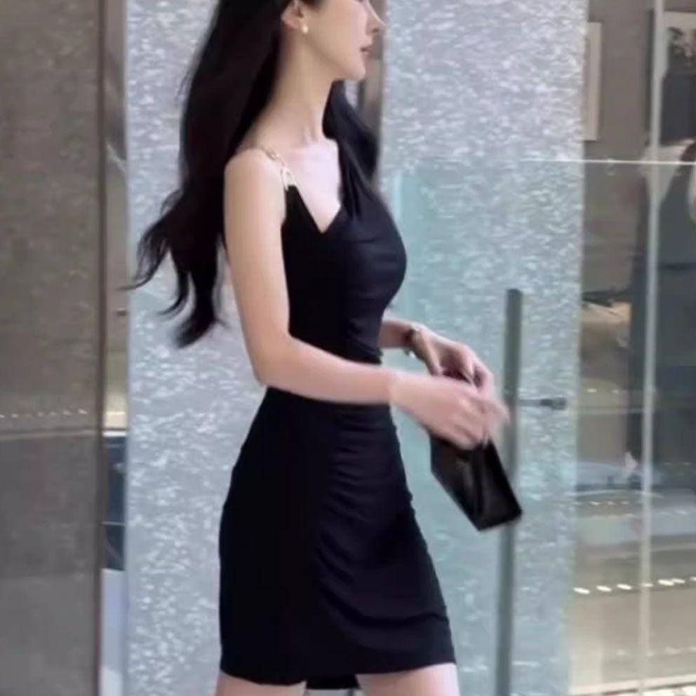 French black asymmetrical shoulder dress for women, summer pure and alluring style, sophisticated and elegant, slimming slimming, hip-hugging short s