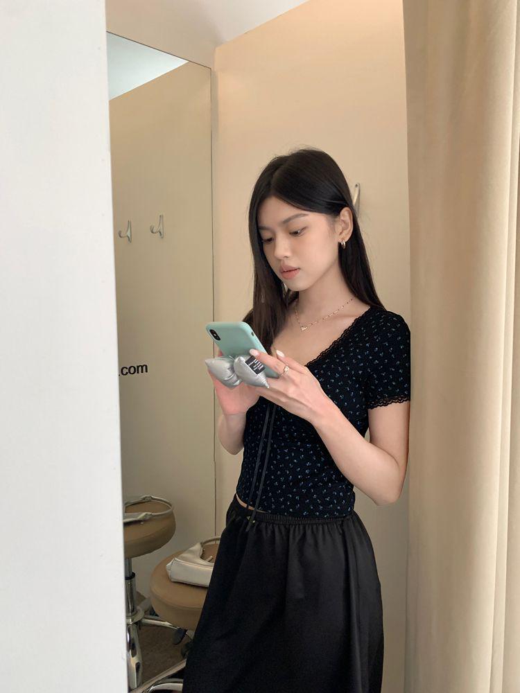 Sommer-T-Shirt für Damen mit V-Ausschnitt und floraler Spitzenborte