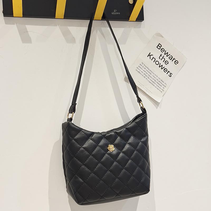 Маленькая сумка Cozy Up Lingge с вышивкой нитками классическая универсальная женская сумка-мешок чёрный 1366₽